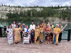  Tr’ondëk Hwëch’in Hän Singers